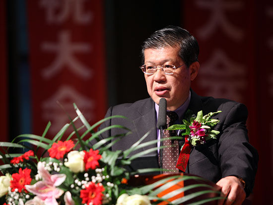 由現代物流報主辦的“第五屆中國(蘇州)國際物流與供應鏈合作發展高峰論壇”于2011年6月15日-17日在江蘇召開。上圖為安利(中國)日用品有限公司大中華區儲運/店鋪營運副總裁許紹明。(圖片來源:新浪財經 梁斌 攝)