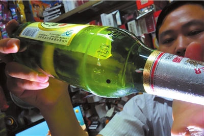 燕京啤酒內現黑色異物廠方稱可能是酒瓶未洗凈
